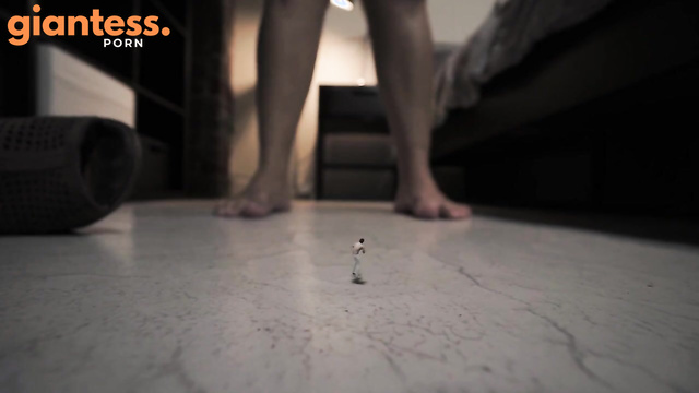Giantess Ave – Giantess Paris Trouble