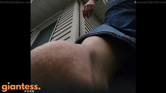 SizeFetishZone – Giantess Keri foot show