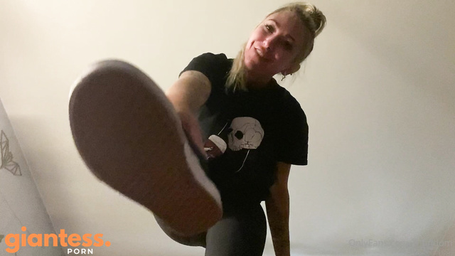 Sorceress Bebe – Giantess shrunken man in sweaty foot custom