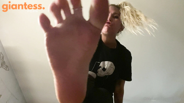 Sorceress Bebe – Giantess shrunken man in sweaty foot custom