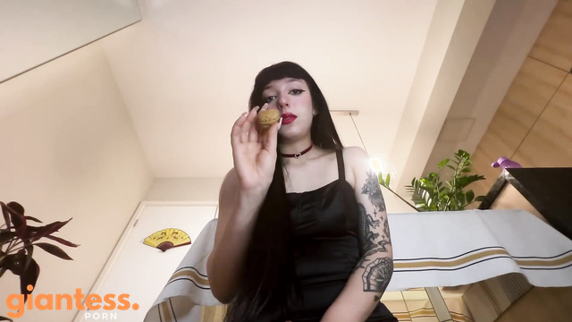 ASMR Voce Encontrou Uma Gigante E Ela Cuida De Voce