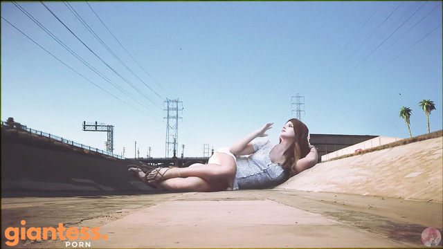 Giantess Lana Del Rey [4K Remaster] 巨大娘