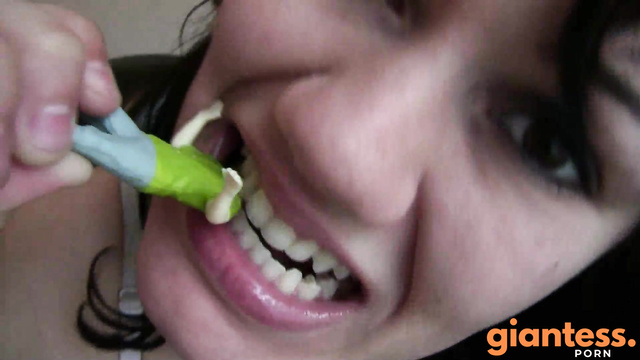 Lucy Skye – Giantess Lucy Eats Losers