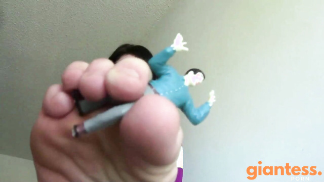 Lucy Skye – Giantess Small Man