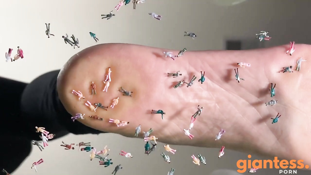 Pink Foxx69 – Giantess Smashes Her Subs