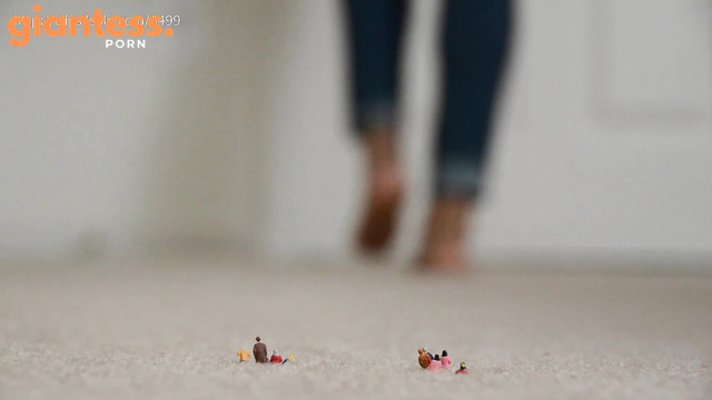 Amateur soles giantess and footjobs - Country Bombshell's doesn't see the flea people