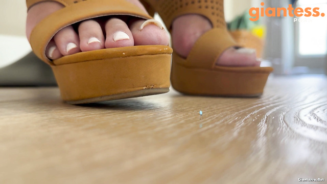 WorldUnseenFilms - Micro Man Under Violet’s Dominating High Heel Toes