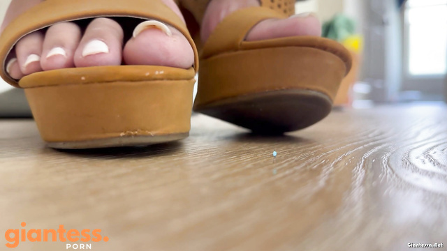 WorldUnseenFilms - Micro Man Under Violet’s Dominating High Heel Toes