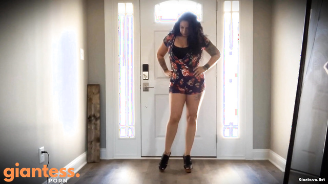Drea Xoxo - Giantess Enjoys Herself With Her Magnificent Legs Over a Tiny Slave