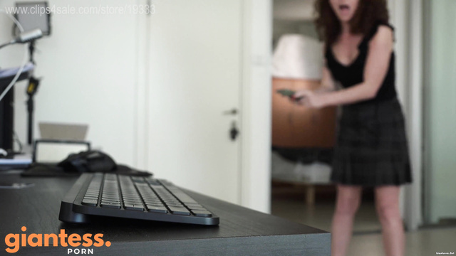 GSFCreator - The Voluntary Victim: Micro Tracker And Giantess Play