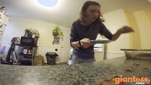 Godqueen - Giantess Nearly Stepped on The Tiny People During Her Feast