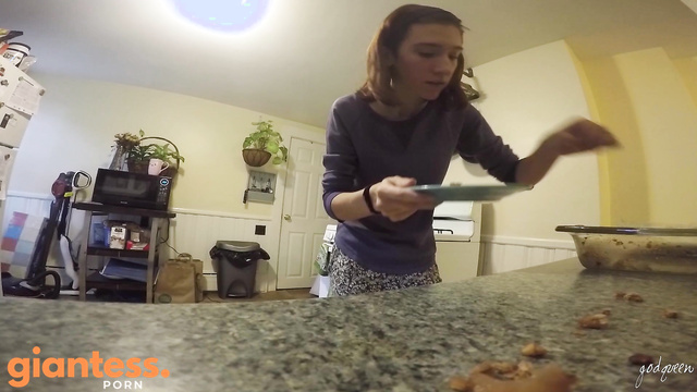 Godqueen - Almost Squashed: Hungry Giantess Jennifer’s Close Call