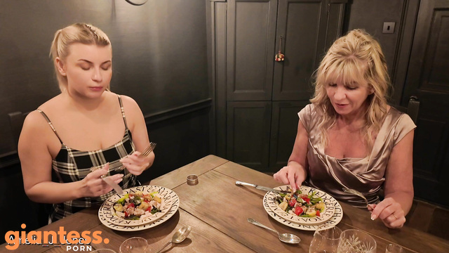 UnawareEnthusiast - Amelia Stepmom & Stepdaughter Eaten Lunch Date Restaurant
