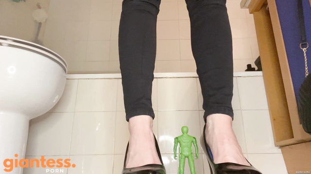 Evelyn Jade - Giantess Secretary Spread Her Legs And Pees on Tiny In Bathroom
