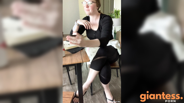 Freckled Feet - Brilliant Soles Of Giantess Restaurant Manager: Slippers Off And Get Ready