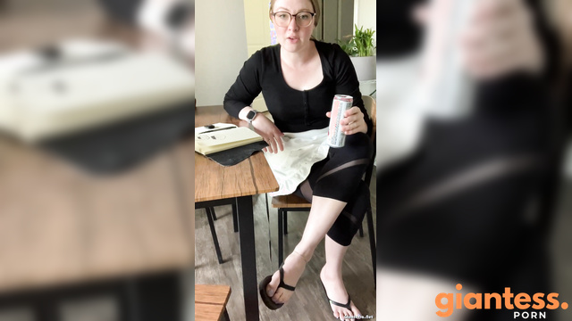 Freckled Feet - Brilliant Soles Of Giantess Restaurant Manager: Slippers Off And Get Ready