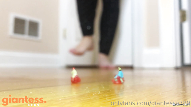 Giantessa789 - Earth Quakes For Tiny People While Barefoot Squishing With Her Long Toes