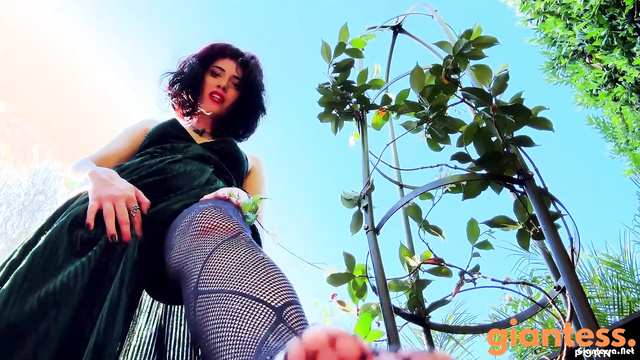 Enchantressbree - Giantess In Emerald Dress Grips Her Tiny Plaything For Close Up Play