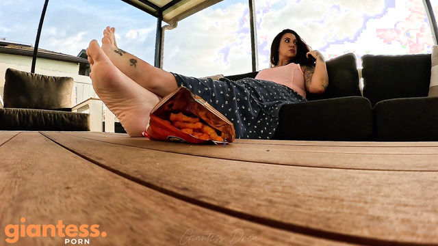 Your Favorite Giantess - Trying To Escape From Curvy Giantess Drea Xoxo Feet