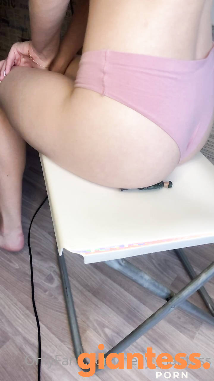 Nelly Giantess - Buttcrush Video with Tiny Man