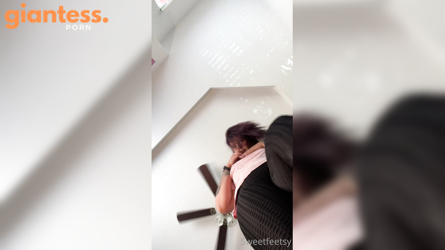 Sweetfeetsy – Girl Shows Her Ass