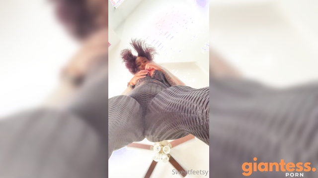 Sweetfeetsy – Girl Shows Her Ass