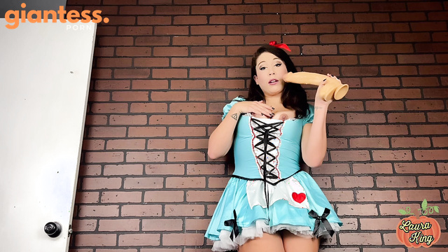 LauraKing – Giantess And The Mad Fapper