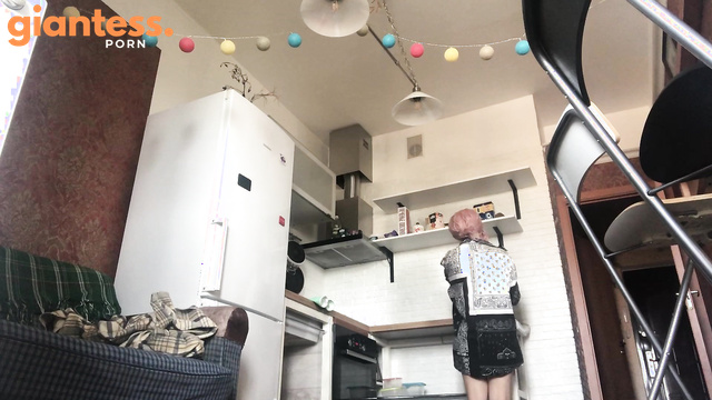 Minnie Milly – Giantess Teen Play With A Small Guy