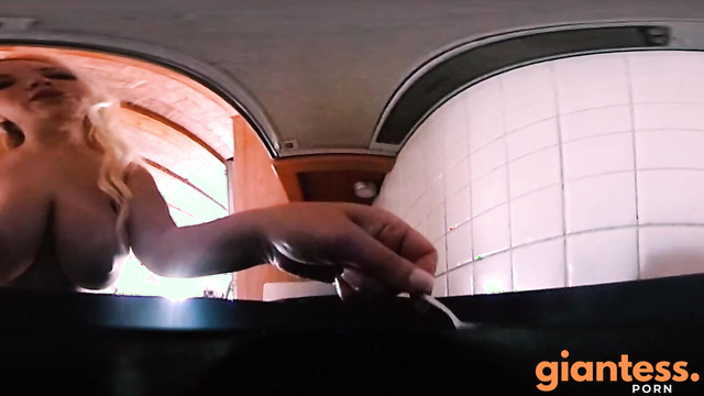 Rated Raw – Blondie Fesser Giantess