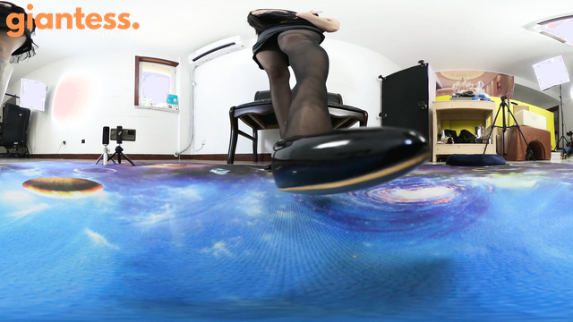 Chinese Giantess – Humiliate Tiny Admirer