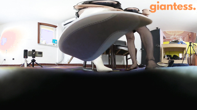 Chinese Giantess – Humiliate Tiny Admirer