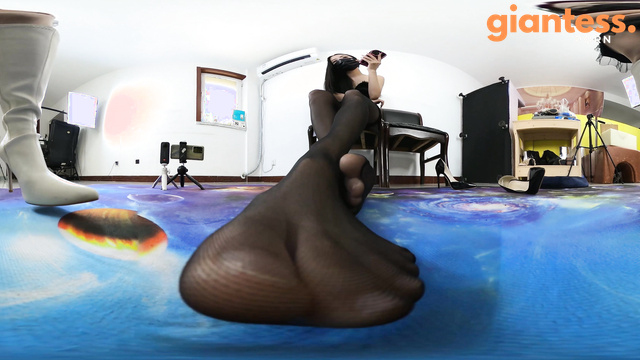 Chinese Giantess – Humiliate Tiny Admirer