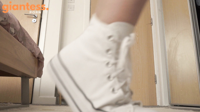 Sasha Curves - A Tiny Voyeur