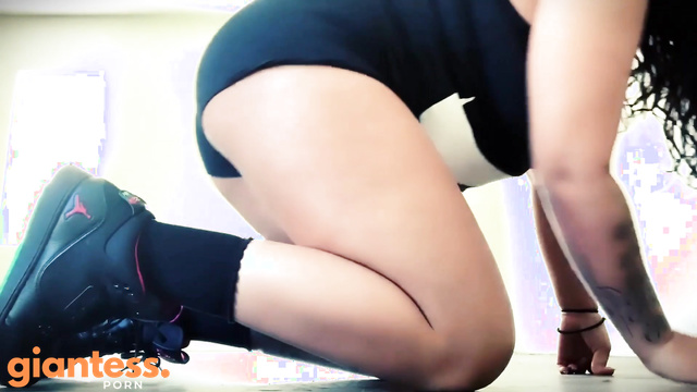Drea Xoxo - Giantess Catches A Spy