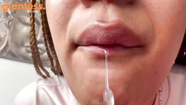 Colombian big ass - Open mouth and receive spit of giantess