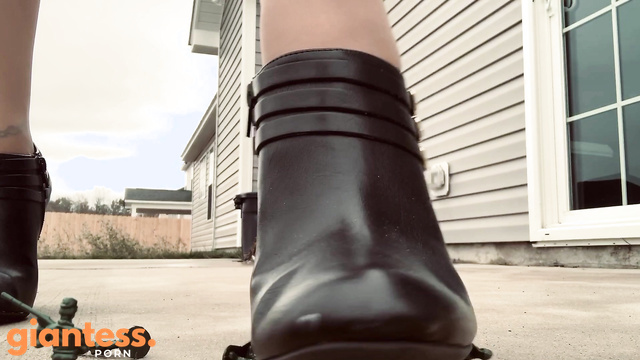 Drea Xoxo - Giantess Defeats Army