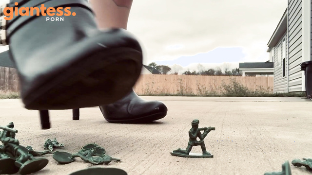 Drea Xoxo - Giantess Defeats Army