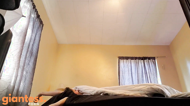 Giantess catches a little man