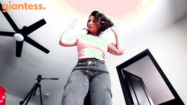 Drea xoxo - Giantess Catches a Bed Bug