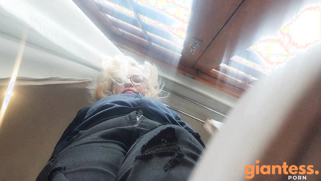 CurvySoleGoddess - Giantess Curvy Crushes Tiny Man