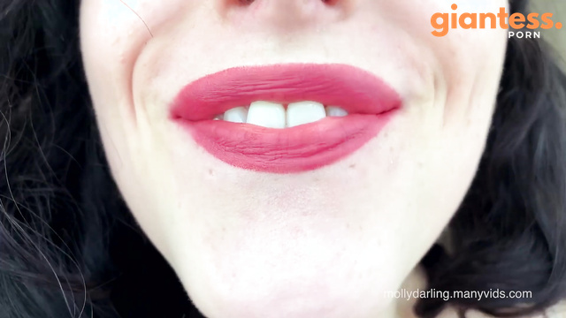 Molly Darling - Focus on Your Giantess Lips