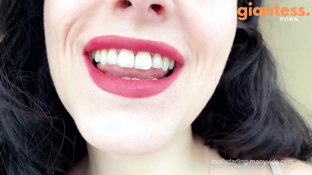 Molly Darling - Focus on Your Giantess Lips