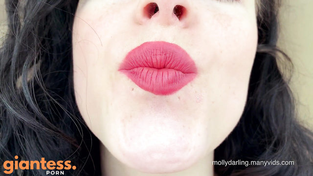 Molly Darling - Focus on Your Giantess Lips