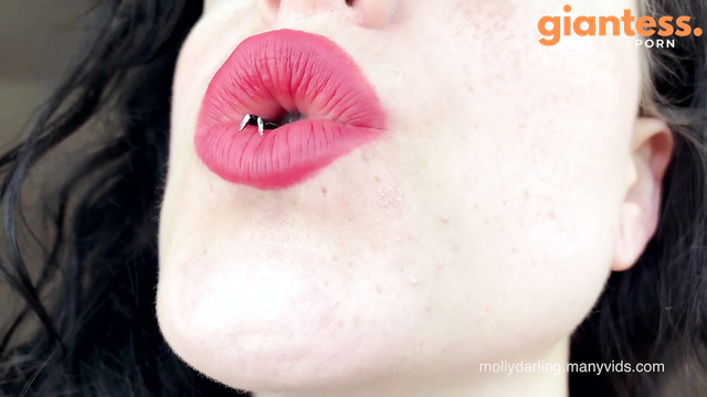 Molly Darling - Focus on Your Giantess Lips