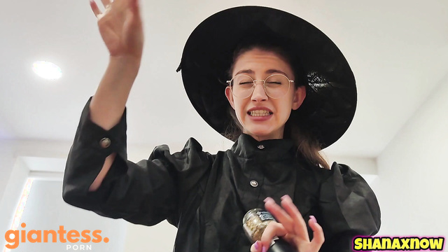 Shanaxnow - Naughty Witch Giantess Cosplay Assclapping