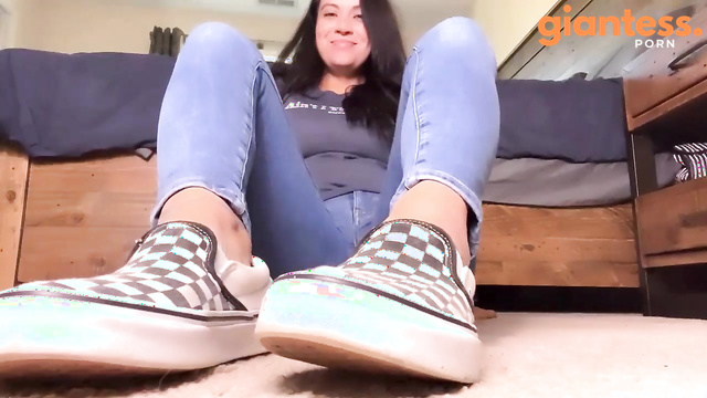 Drea Xoxo - MILF Giantess Shows Off Her Feet and Armpits