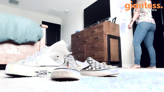 Drea_xoxo - Picking Shoes for a Giantess