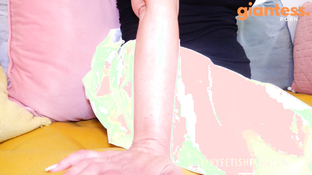 Tinyfetishfun - Blonde Giantess Frankie Babe Discovers a Tiny Man