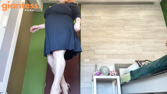 Giantess Roxanne Miller Gives You JOI