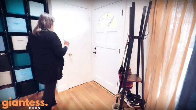 MistressRavenFD - Giantess Step-Mom Shrinks Her Boyfriend During the Date